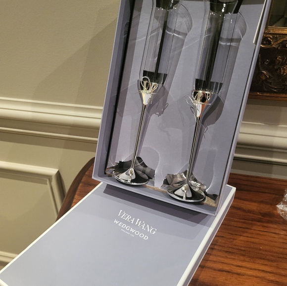 VERA WANG CHYSTAL GLASSES - Picture 2 of 2